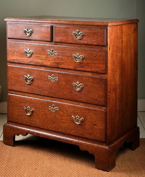 SMALL GEORGIAN OAK CHEST OF DRAWERS - ADDITIONAL PHOTO 1