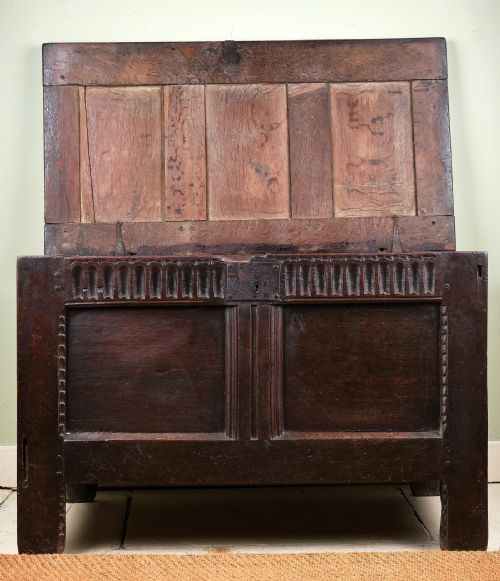 EARLY 17TH CENTURY JOINED OAK CHEST OR COFFER - ADDITIONAL PHOTO 6