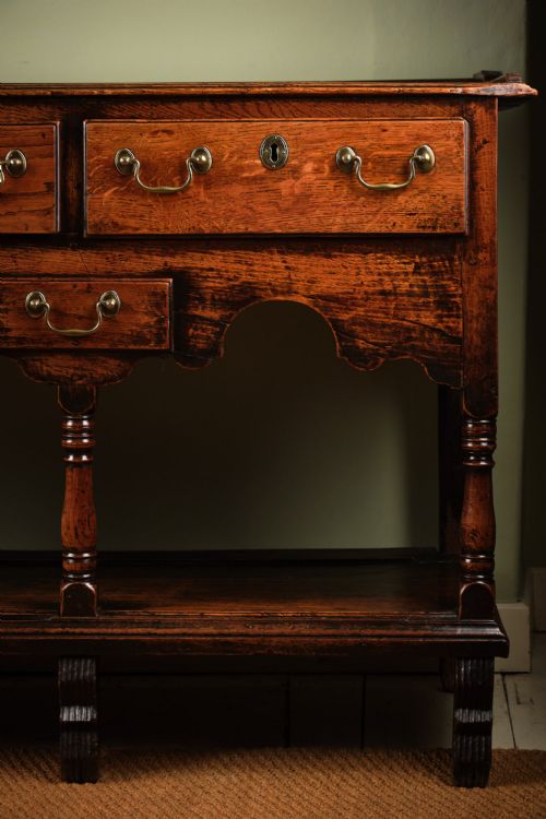 SUPERBLY PATINATED OAK WELSH LOW DRESSER - ADDITIONAL PHOTO 3