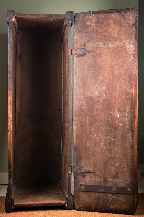 17TH CENTURY WELSH OAK COFFER - ADDITIONAL PHOTO 4