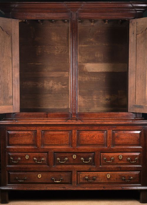 MAGNIFICENT WELSH OAK CLOTHESHANGING PRESS CUPBOARD - ADDITIONAL PHOTO 3