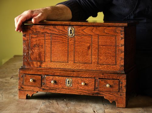 UNUSUALLY SMALL GEORGIAN OAK COFFOR BACH OR MINIATURE COFFER - ADDITIONAL PHOTO 1