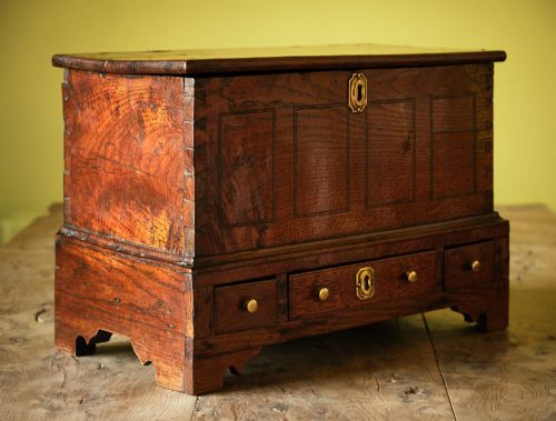 UNUSUALLY SMALL GEORGIAN OAK COFFOR BACH OR MINIATURE COFFER - ADDITIONAL PHOTO 3