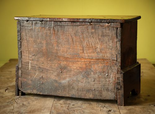 UNUSUALLY SMALL GEORGIAN OAK COFFOR BACH OR MINIATURE COFFER - ADDITIONAL PHOTO 4