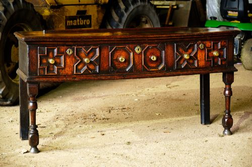 LATE 17TH CENTURY OAK SERVER OR LOW DRESSER WITH GEOMETRICALLY MOULDED DRAWER FRONTS - ADDITIONAL PHOTO 2