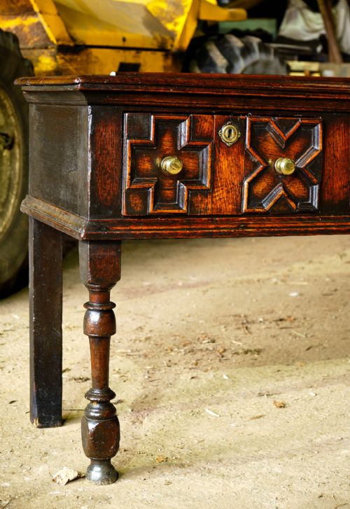LATE 17TH CENTURY OAK SERVER OR LOW DRESSER WITH GEOMETRICALLY MOULDED DRAWER FRONTS - ADDITIONAL PHOTO 3