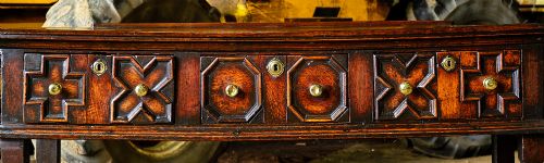 LATE 17TH CENTURY OAK SERVER OR LOW DRESSER WITH GEOMETRICALLY MOULDED DRAWER FRONTS - ADDITIONAL PHOTO 4