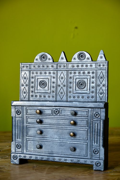 MINIATURE WELSH CARVED SLATE FOLK ART MODEL OF CHEST OF DRAWERS - ADDITIONAL PHOTO 3