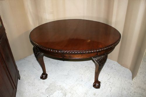 A Mahogany Claw and Ball Dining Table with 3 Leafs
