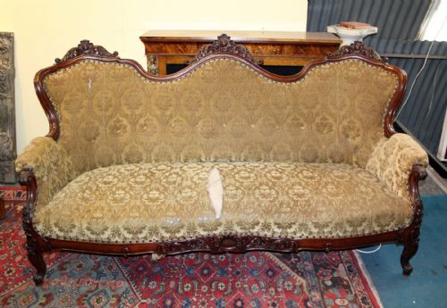 A Large Ornate Victorian Carved Mahogany Chaise/settee