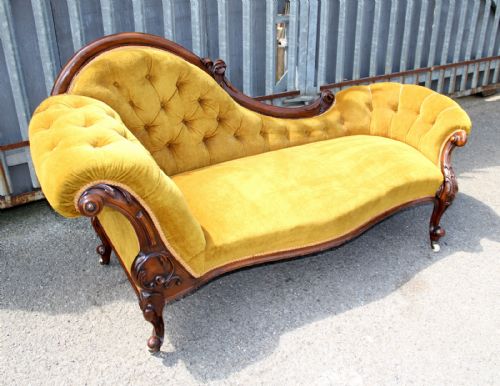 A Victorian Walnut Chaise Lounge/couch