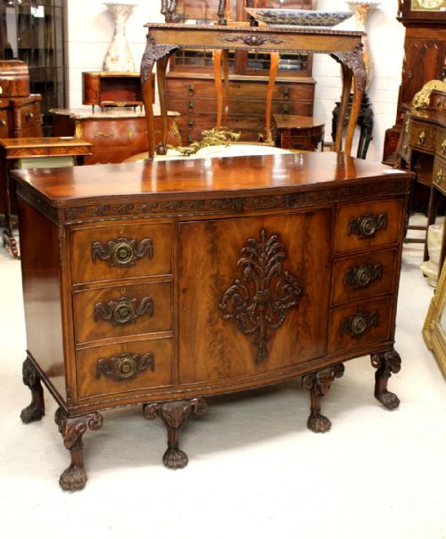 A Fine Quality Carved Mahogany Chippendale Style Commode / Chest