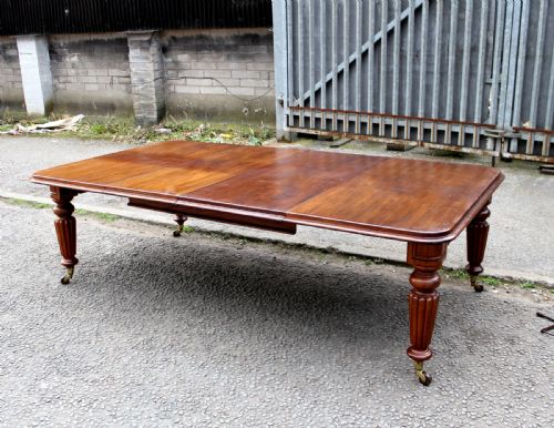 A Lovely Victorian Mahogany Wind Out Dining Table with Two Leaves on Reeded Legs