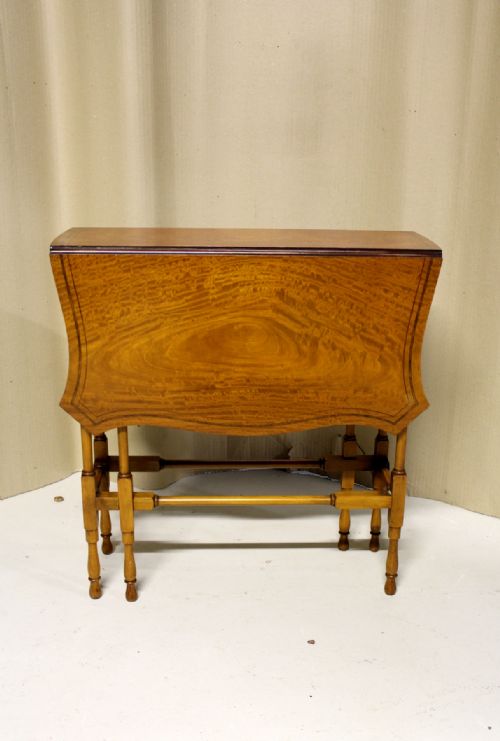 A SATINWOOD PEMBROKE TABLE - ADDITIONAL PHOTO 3
