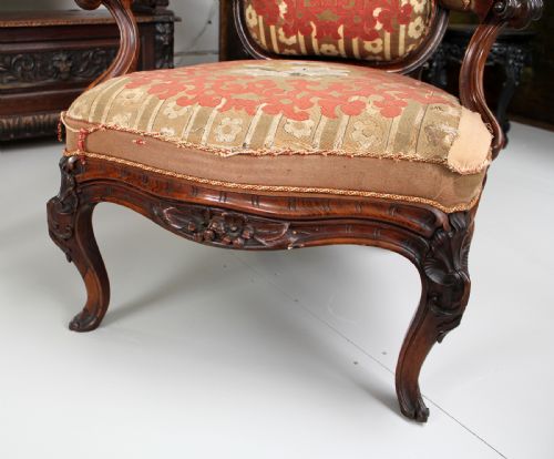 A BEAUTIFUL FRENCH CARVED ROSEWOOD ARMCHAIR - ADDITIONAL PHOTO 4