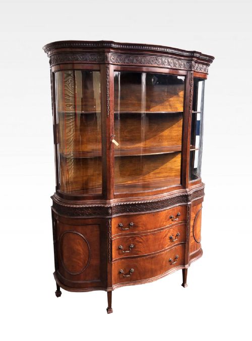 A Beautiful Mahogany Serpentine Chippendale Style Display Cabinet
