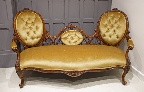 A Beautiful Victorian Mahogany Sofa / Settee