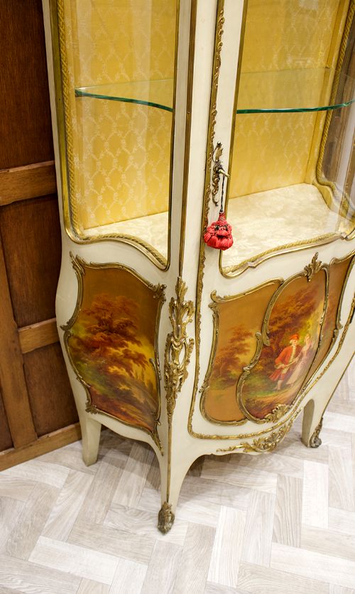 fig 3. A BEAUTIFUL ORIGINAL PAINTED VERNIS MARTIN VITRINE CABINET