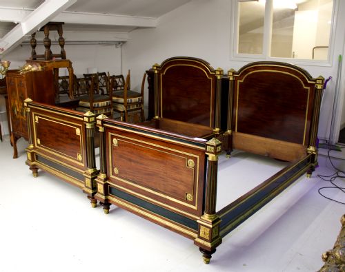 STUNNING QUALITY ANTIQUE PAIR OF FRENCH MAHOGANY ORMOLU MOUTED BEDS - ADDITIONAL PHOTO 5