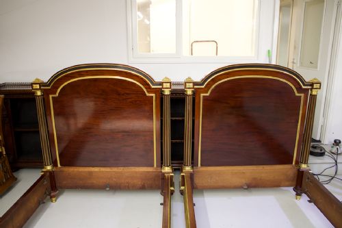 STUNNING QUALITY ANTIQUE PAIR OF FRENCH MAHOGANY ORMOLU MOUTED BEDS - ADDITIONAL PHOTO 7