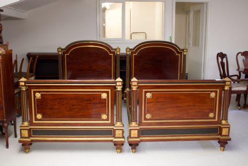STUNNING QUALITY ANTIQUE PAIR OF FRENCH MAHOGANY ORMOLU MOUTED BEDS - ADDITIONAL PHOTO 8