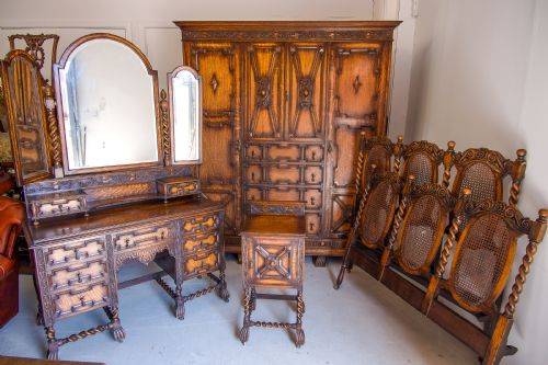 ANTIQUE JACOBEAN STYLE CARVED OAK BEDROOM SUITE - ADDITIONAL PHOTO 1