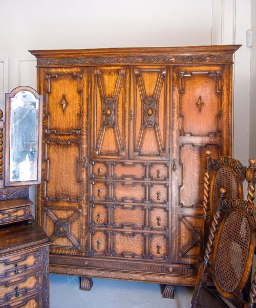 ANTIQUE JACOBEAN STYLE CARVED OAK BEDROOM SUITE - ADDITIONAL PHOTO 5