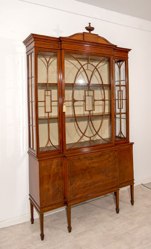 fig 3. Superb Sheraton-Style Mahogany Display Cabinet with Astragal Glazed Doors & Satinwood Inlay - Early 20th Century
