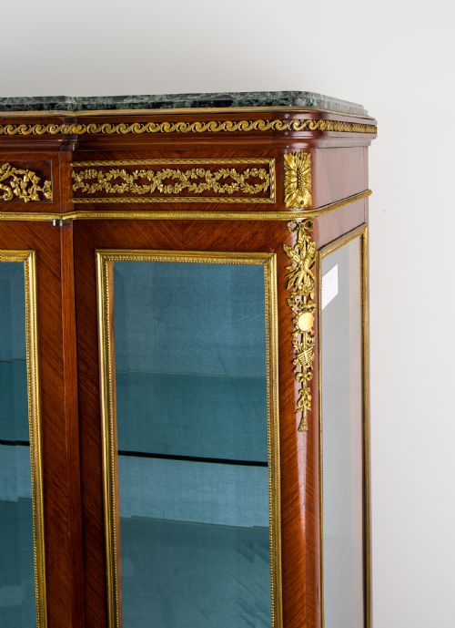EXCEPTIONAL FRENCH KINGWOOD VERNIS MARTIN ORMOLU MOUNTED VITRINE CABINET IN THE MANNER OF FRANOIS LINKE - ADDITIONAL PHOTO 2
