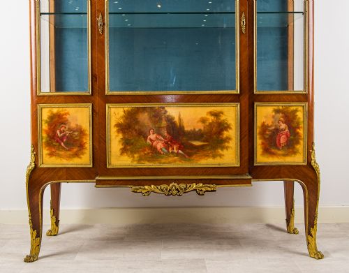 EXCEPTIONAL FRENCH KINGWOOD VERNIS MARTIN ORMOLU MOUNTED VITRINE CABINET IN THE MANNER OF FRANOIS LINKE - ADDITIONAL PHOTO 3