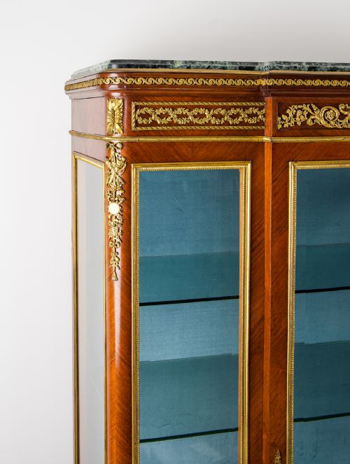 EXCEPTIONAL FRENCH KINGWOOD VERNIS MARTIN ORMOLU MOUNTED VITRINE CABINET IN THE MANNER OF FRANOIS LINKE - ADDITIONAL PHOTO 5