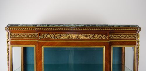 EXCEPTIONAL FRENCH KINGWOOD VERNIS MARTIN ORMOLU MOUNTED VITRINE CABINET IN THE MANNER OF FRANOIS LINKE - ADDITIONAL PHOTO 8