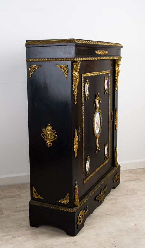 ANTIQUE FRENCH EBONISED ORMOLU MOUNTED CABINET WITH SEVRES STYLE PORCELAIN PLAQUES - ADDITIONAL PHOTO 4