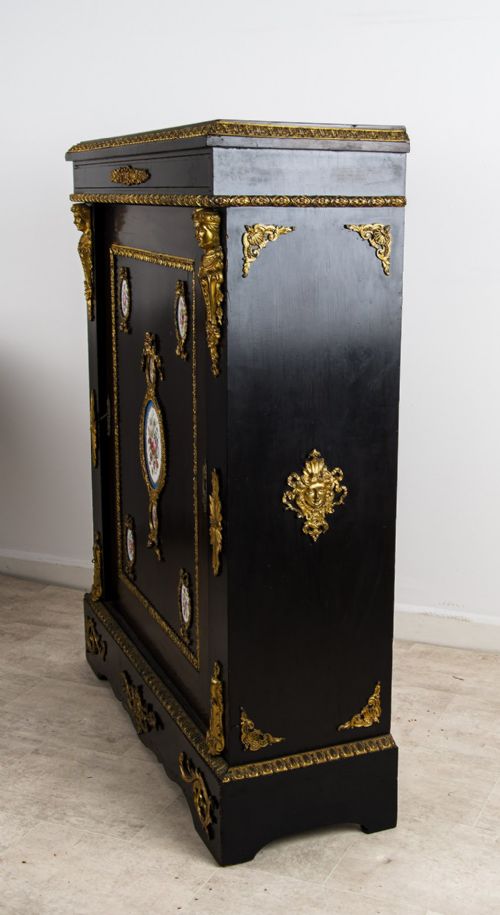 ANTIQUE FRENCH EBONISED ORMOLU MOUNTED CABINET WITH SEVRES STYLE PORCELAIN PLAQUES - ADDITIONAL PHOTO 5
