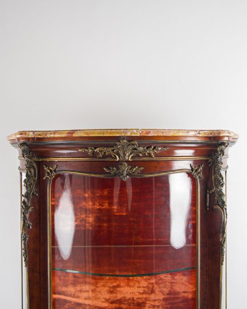 19THCENTURY VERNIS MARTIN VITRINE CABINET WITH MARBLE TOP ORMOLU IN THE MANNER OF FRANOIS LINKE - ADDITIONAL PHOTO 3