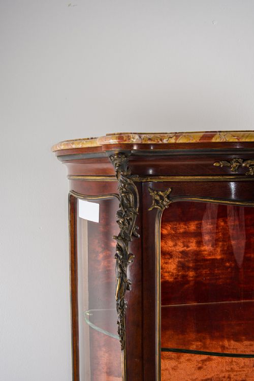 19THCENTURY VERNIS MARTIN VITRINE CABINET WITH MARBLE TOP ORMOLU IN THE MANNER OF FRANOIS LINKE - ADDITIONAL PHOTO 5