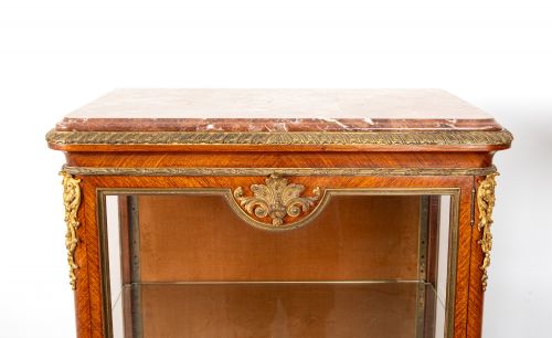 EXCEPTIONAL MATCHED PAIR ANTIQUE FRENCH KINGWOOD VERNIS MARTIN VITRINE DISPLAY CABINETS WITH MARBLE TOPS ORMOLU MOUNTS C1880 - ADDITIONAL PHOTO 9