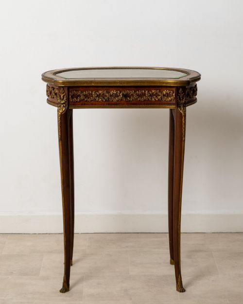 fig 2. Late 19th-century French kidney-shaped vitrine display table crafted from kingwood and mahogany, featuring gilt bronze mounts and slender cabriole legs.