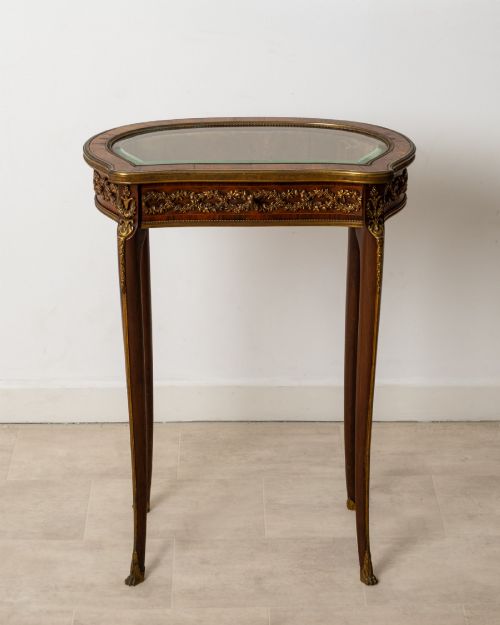 fig 3. Late 19th-century French kidney-shaped vitrine display table crafted from kingwood and mahogany, featuring gilt bronze mounts and slender cabriole legs.
