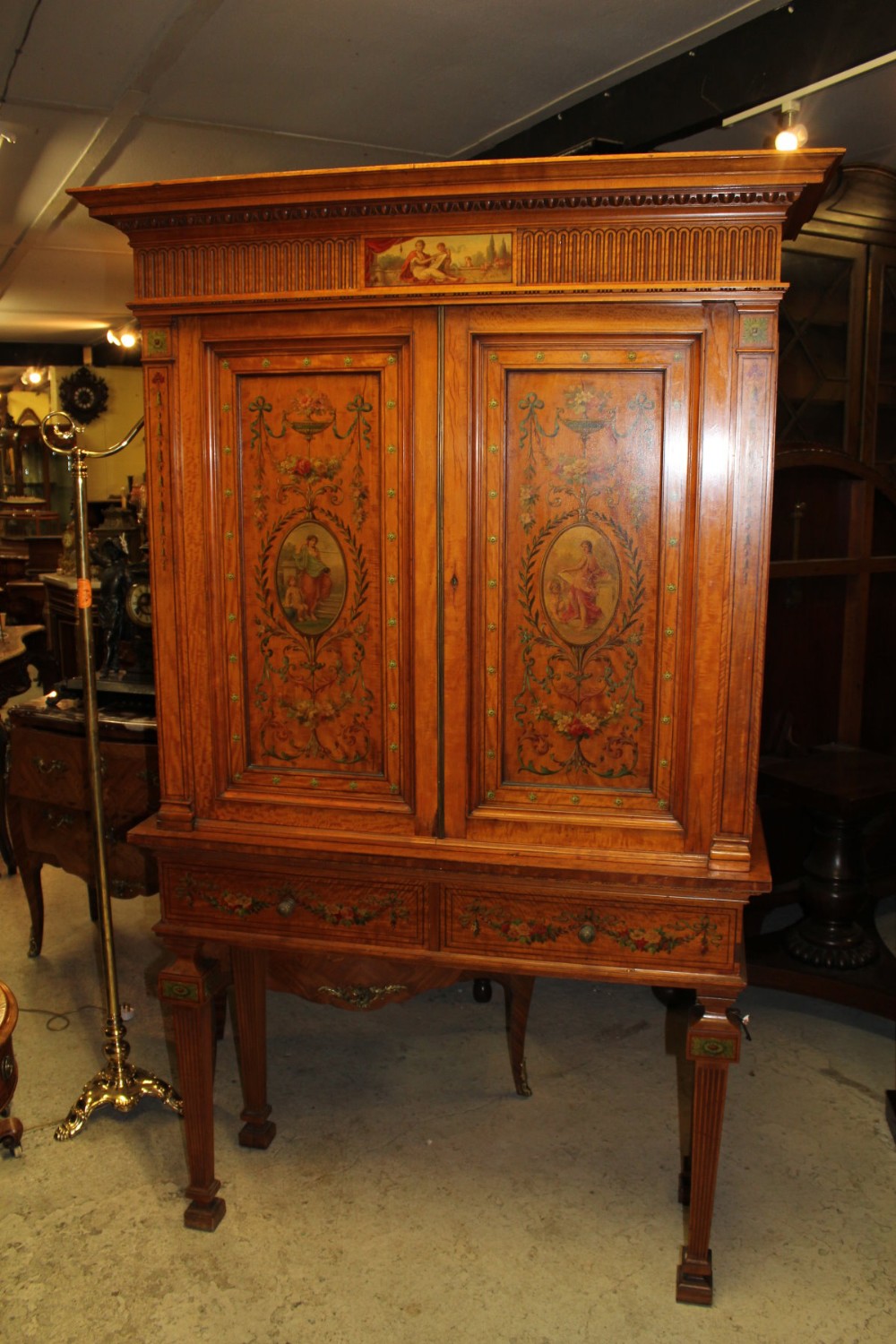 A SATINWOOD PAINTED CABINET ON STAND IN NEOCLASSICAL STYLE 
