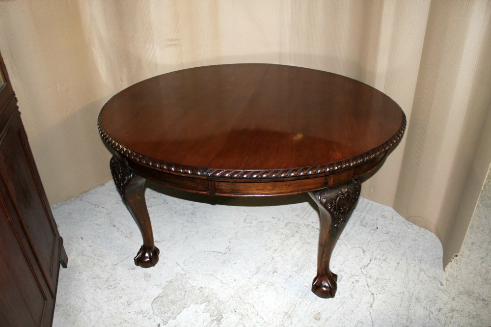 A Mahogany Claw and Ball Dining Table With 3 leafs