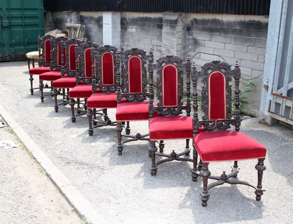 A SET OF 8 CARVED OAK JACOBEAN STYLE DINING CHAIRS
