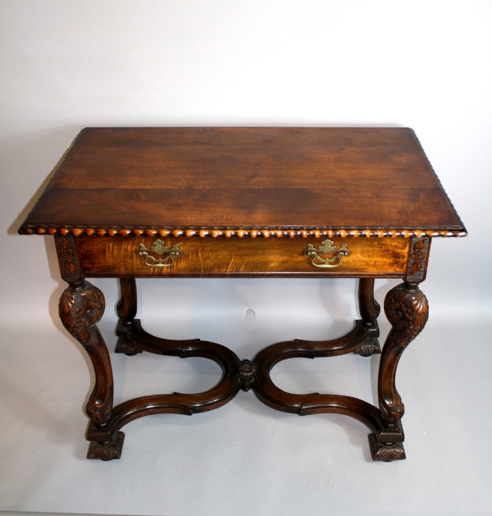 A WILLIAM & MARY STYLE WALNUT CARVED SIDE TABLE