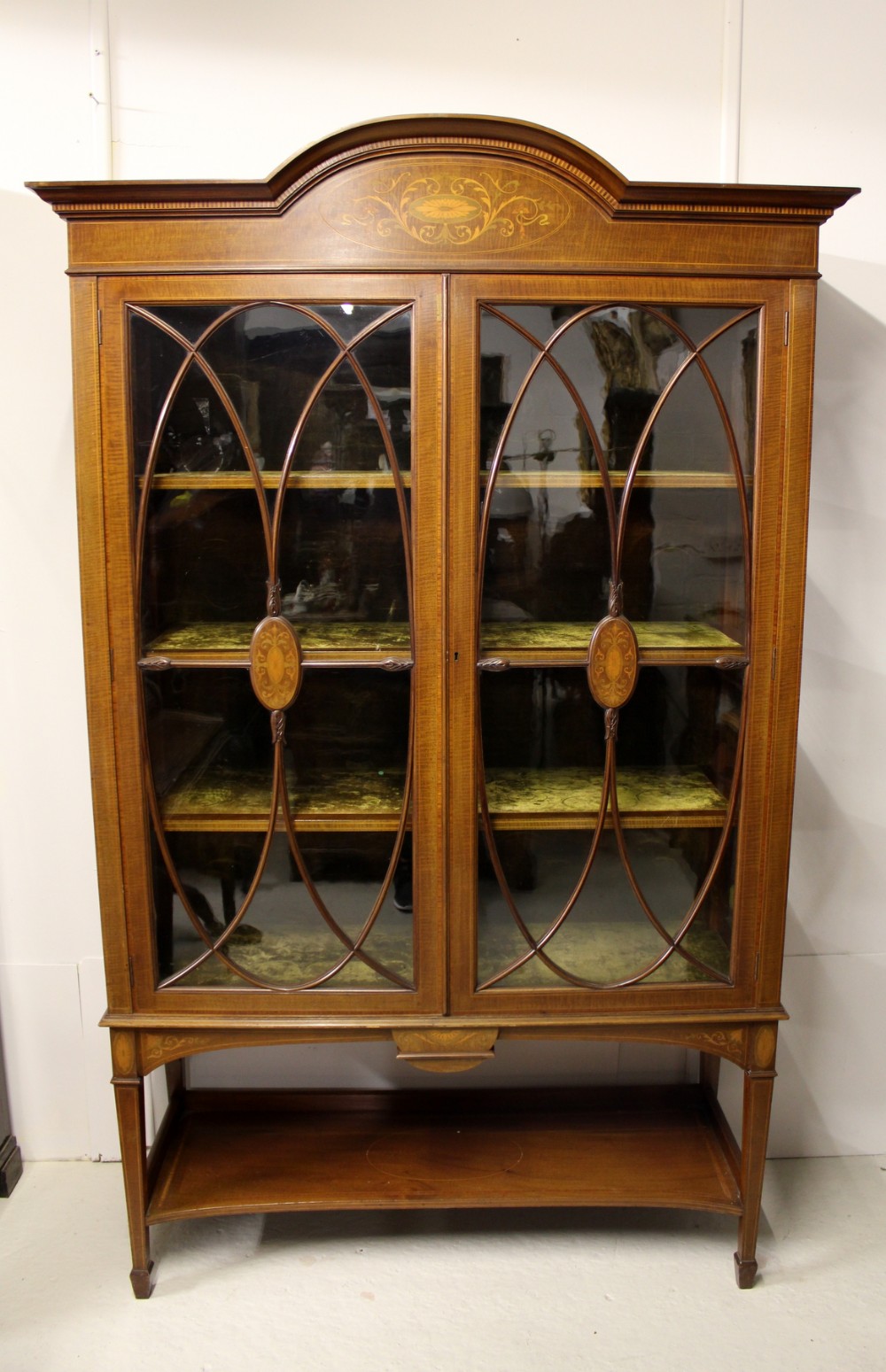 A GOOD QUALITY EDWARDIAN INLAID DISPLAY CABINET 