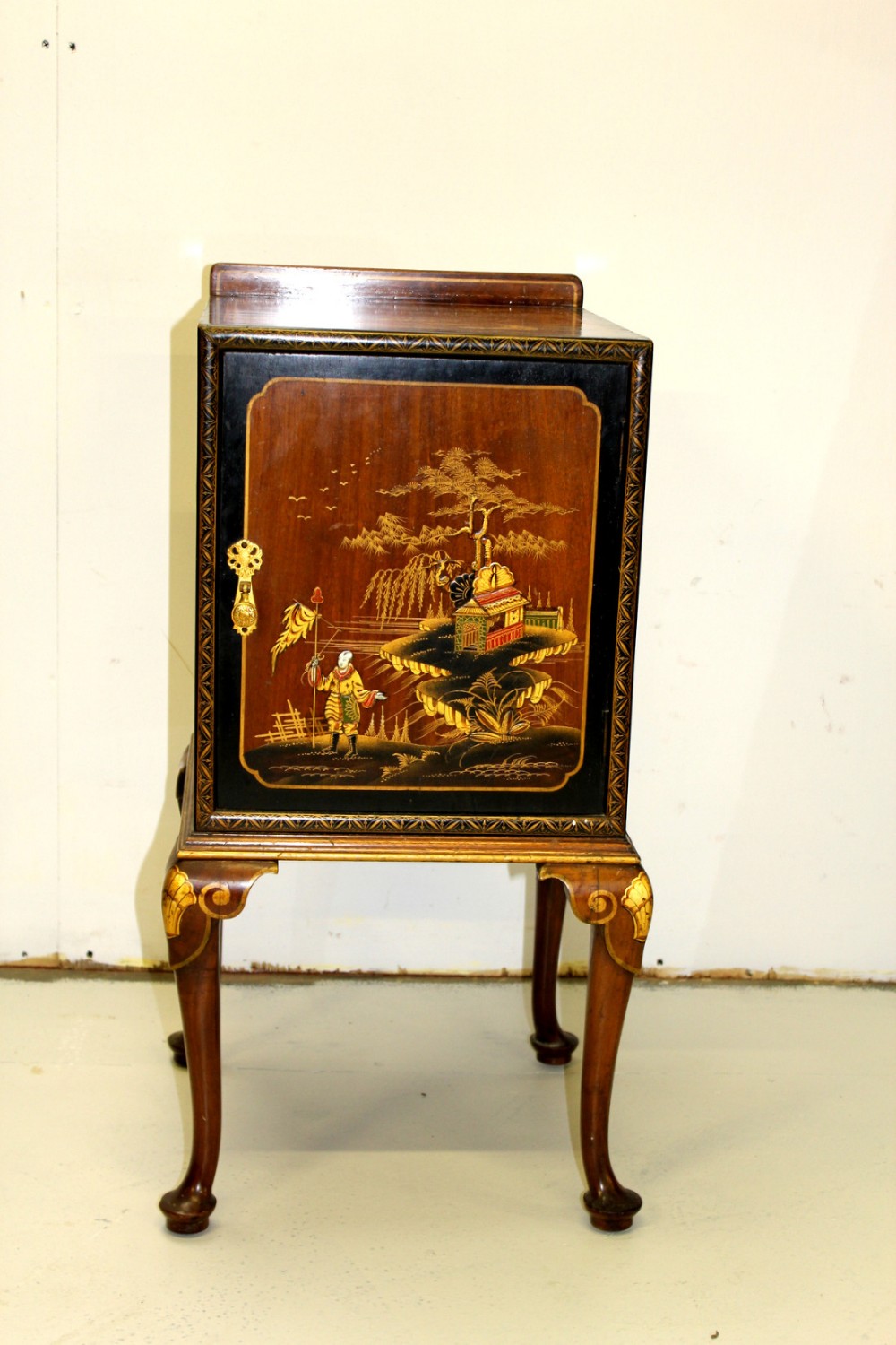 A SUPERB CHINOISERIE DECORATED AND BURR WALNUT POT CUPBOARD BY MAPLE AND CO