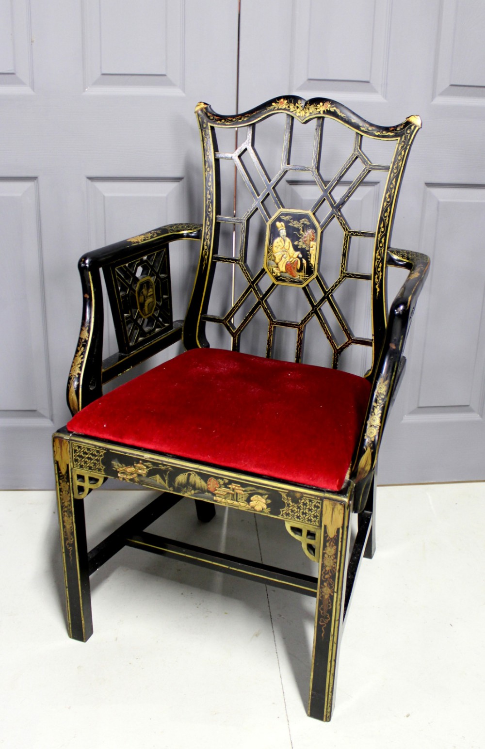 A VERY PRETTY CHINESE CHIPPENDALE STYLE LACQUERED ARM CHAIR 