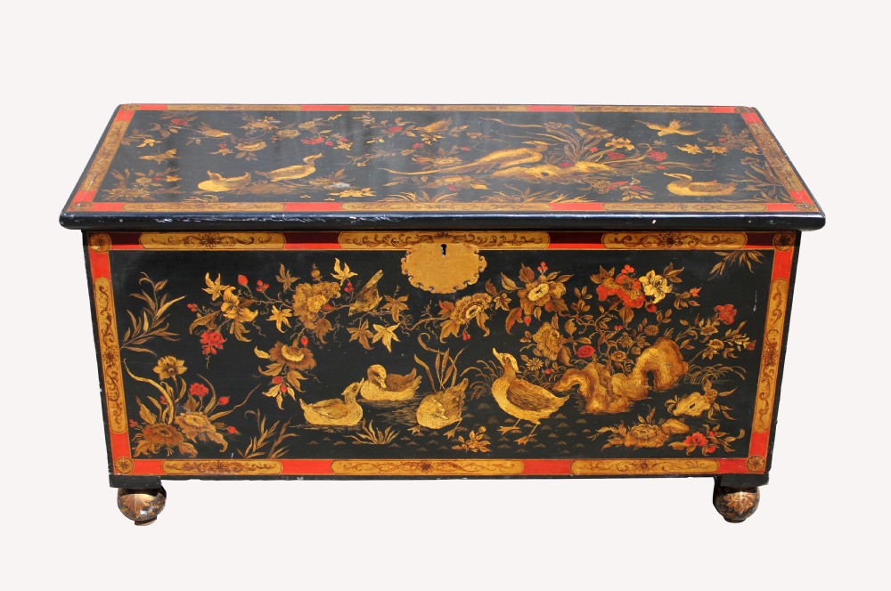 A VERY PRETTY DECORATIVE JAPANESE LACQUERED COFFER CHEST