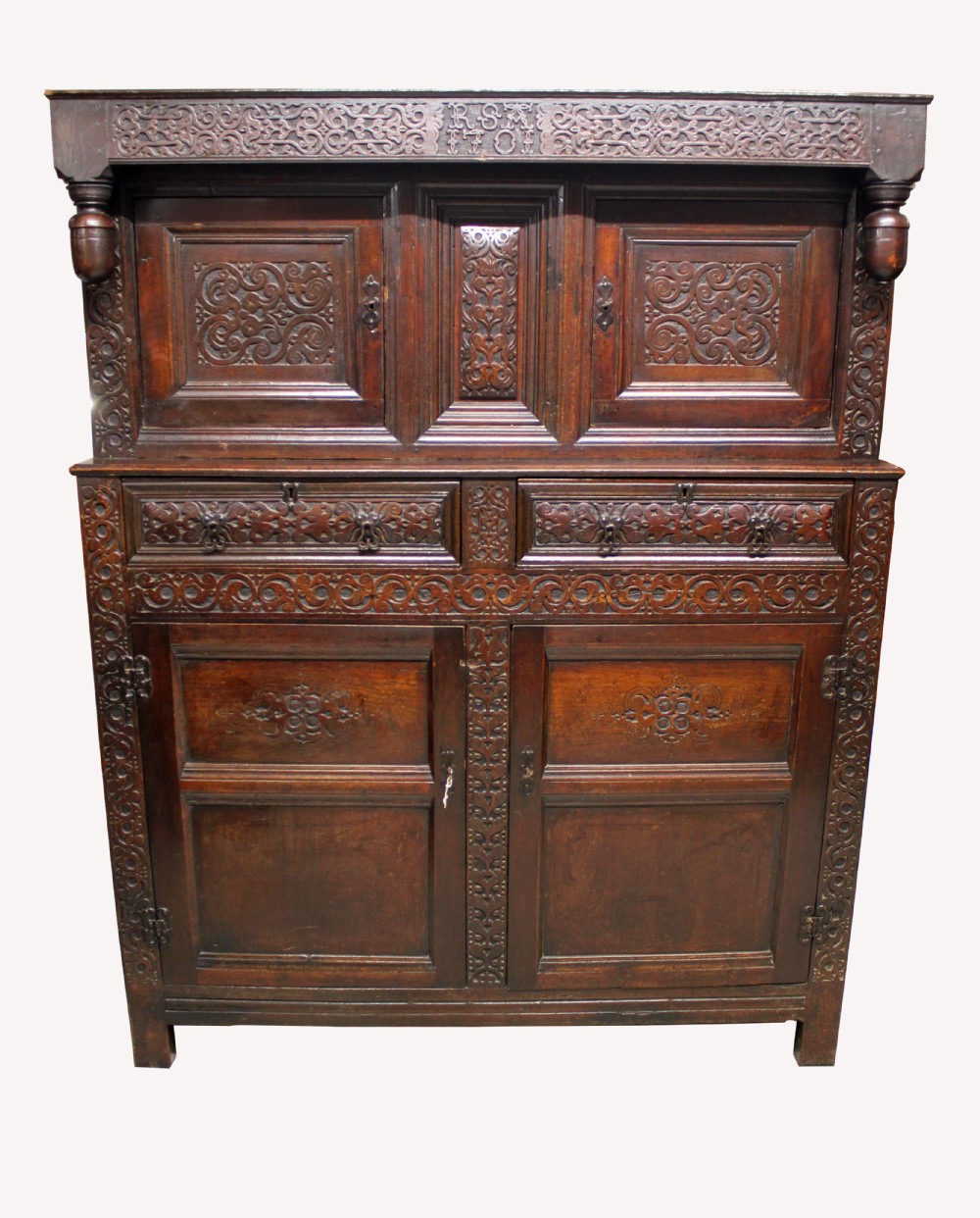 AN ANTIQUE OAK COURT CUPBOARD 