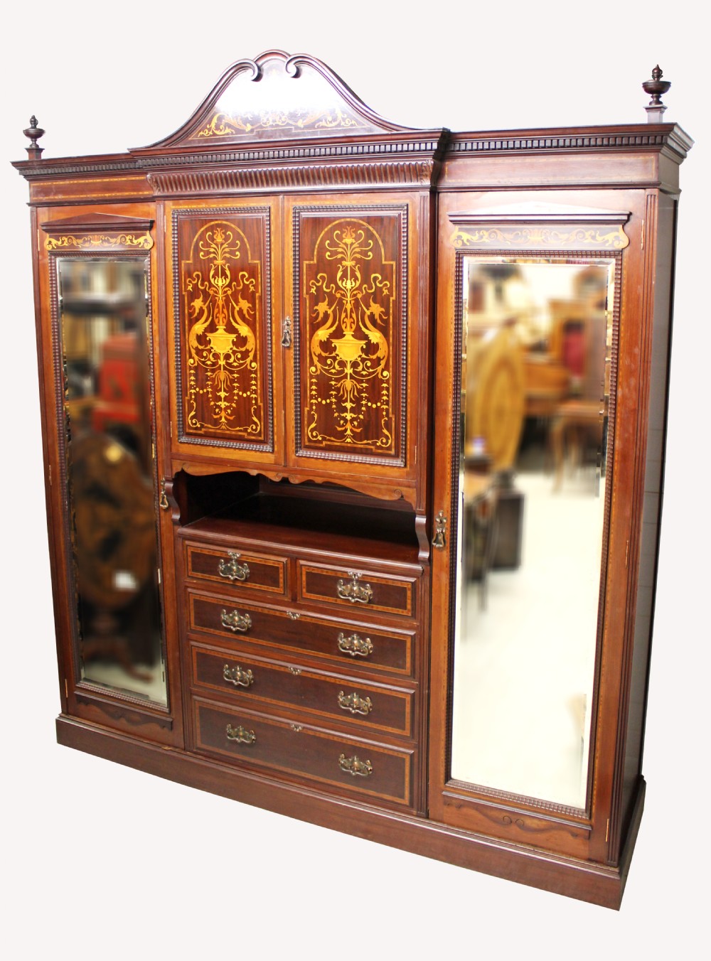 A BEAUTIFUL QUALITY MAHOGANY AND SATINWOOD INLAID COMPACTUM WARDROBE