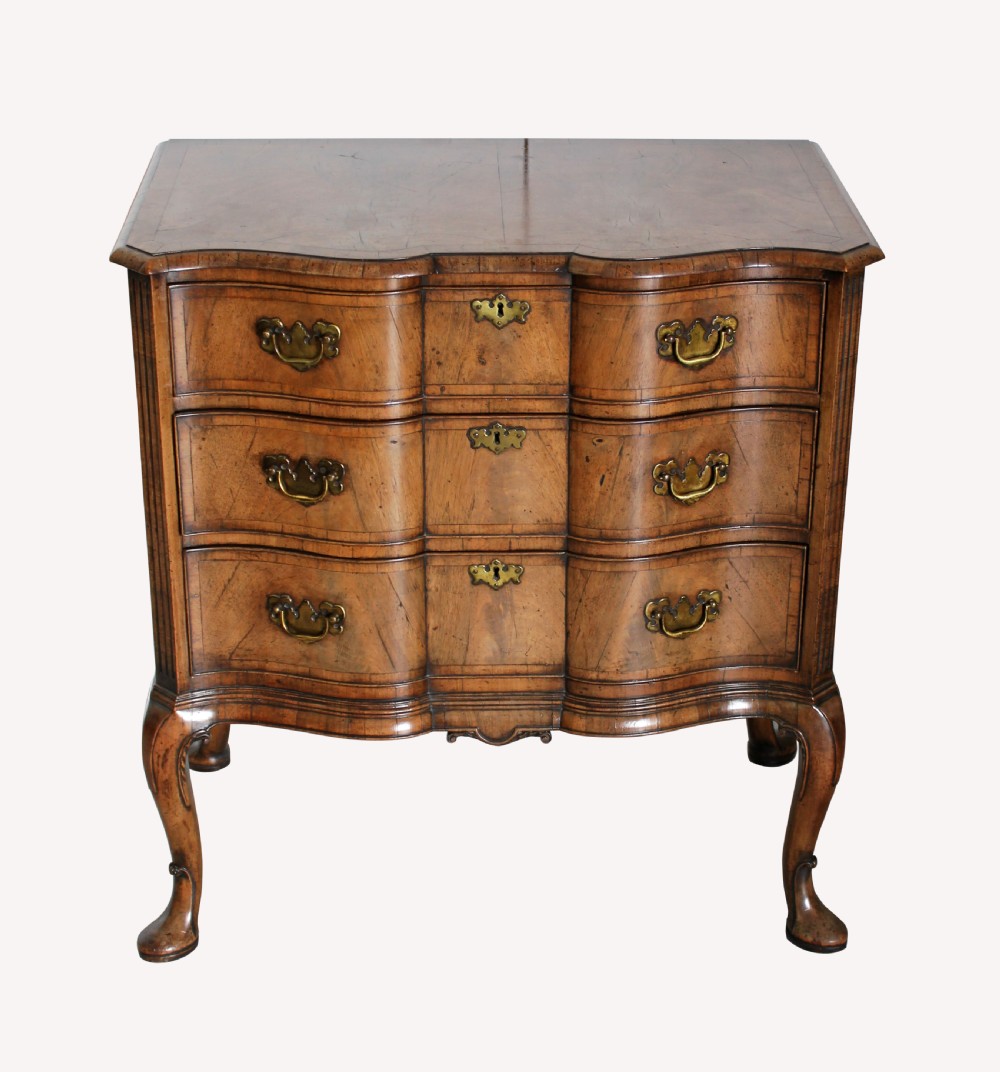 A BEAUTIFUL SERPENTINE WALNUT CHEST OF DRAWERS BY TOZER